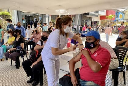 Con la implementación del pase sanitario, Tucumán duplicó el promedio de vacunación diario
