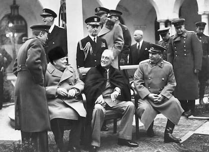 Con la inminente derrota de la Alemania nazi, el primer ministro británico Winston Churchill, el dictador soviético Josef Stalin y el presidente estadounidense Franklin D. Roosevelt se reunieron en 1945 para decidir el destino de la Europa de posguerra