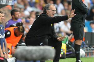 Bielsa debutó en Leeds United con una victoria: 3-1 sobre Stoke City