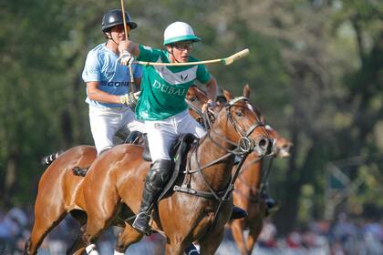 Con la lanza, al ataque: Barto Castagnola se desempeñó por primera vez vez como back en una Triple Corona, pero terminó siendo el mayor anotador (siete tantos, más la consecución de un penal 1) en la goleada de La Natividad a Cría La Dolfina.