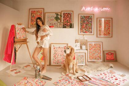 “Con la llegada de Bambi, no tengo tanto tiempo para pintar en el taller. Aún se me complica, pero voy haciéndole un espacio a mi arte", dice Ana, que se licenció en Bellas Artes en el instituto Regina Pacis de San Isidro y durante años fue artista de la galería de Isabel Anchorena. Ahora está en dos galerías europeas (una en Italia y otra en Suiza) y también vende su obra por Instagram.