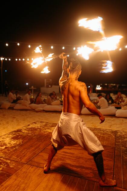 Con la llegada de la noche, los invitados disfrutaron de un show de fuego