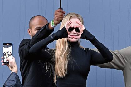 Con la mano sobre su pecho, tirando besos al aireo haciendo gestos
de corazones, la actriz agradeció el amor de sus fans.