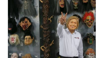 Con la máscara de Hilary Clinton, candidata demócrata