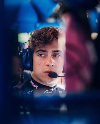 "Con la mirada puesta en la clasificación", escribió la cuenta oficial de Alpine sobre la foto del piloto argentino (Foto: Instagram @alpinef1team)