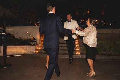 Con la música de las gaitas en vivo, los invitados comenzaron con las danzas escocesas