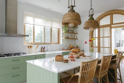 Con la naturaleza como leitmotiv, los muebles de la cocina se hicieron en verde.