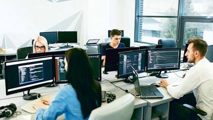 Con la nueva orden ejecutiva de Newson, los empleados deberán acudir a sus lugares de trabajo al menos cuatro días