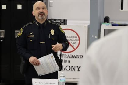 Con la nueva tecnología incluida en la cámara corporal del uniforme, los agentes podrán comunicarse en español y otros idiomas