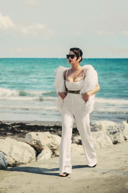 Con la playa de fondo, Fonzi cambió el blazer por una capa cropped realizada íntegramente en plumas.