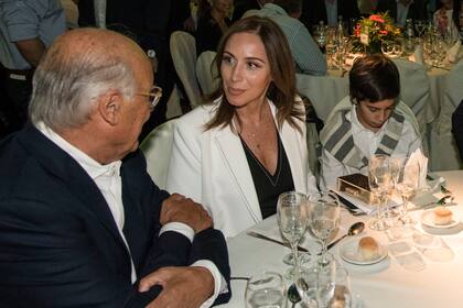 María Eugenia Vidal dialoga con José Aranda (Clarín) durante la cena