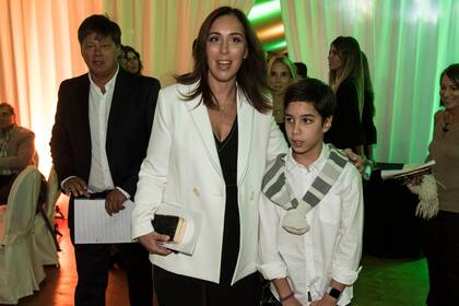 María Eugenia Vidal llegó junto con Pedro, uno de sus hijos, a la cena