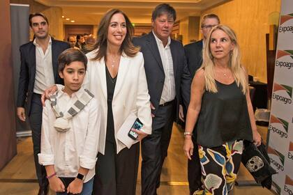 La gobernadora Vidal, acompañada por Martín Schvartzman y Dolores Mitre, de LA NACION