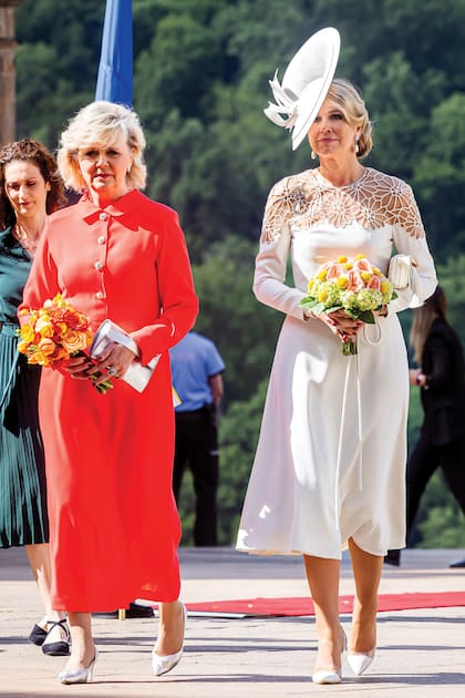 Con la primera dama,
Eva Pavlová. Máxima
recuperó el diseño de
Jan Taminiau y el tocado
de Philip Treacy que
lució dos años atrás en la
coronación de
Carlos III. Sumó perlas
del cofre real.