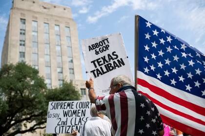 Con la protección constitucional anulada, el fiscal general de Texas, el republicano Ken Paxton, anunció: "Hoy la cuestión del aborto vuelve a los estados. Y en Texas, esa pregunta ya ha sido respondida: el aborto es ilegal aquí"
