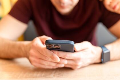 Con la próxima actualización a iOS 17 para el iPhone y el iPad, Apple suma una función que avisa cuando el usuario pasa mucho tiempo con la pantalla muy cerca del rostro, que trae fatiga visual y puede derivar en miopía