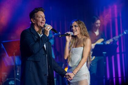 Con la química de siempre, Vázquez y Attias cantaron "Dos ojos"