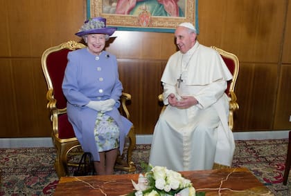 Con la reina Isabel II en una reunión en el Vaticano en 2014
