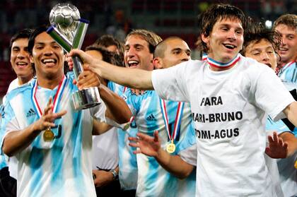 Con la selección juvenil, Messi fue campeón y goleador en el 2005; en aquel Mundial comenzó siendo suplente y se ganó la titularidad