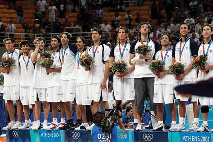 Con la selección nacional recibiendo las medallas de oro en Atenas 2004