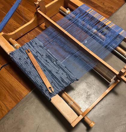 Con la técnica sakiori, el telar de Maru Hanashiro para Re - Kimono