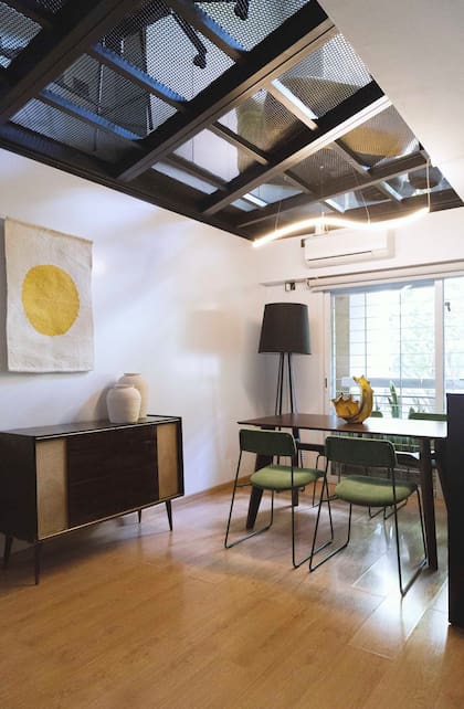 Con la transparencia del metal desplegado, espacio social debajo del dormitorio no se siente agobiante