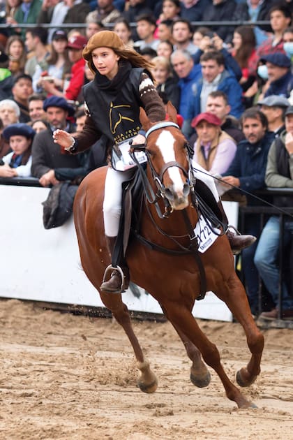 Con la tribuna “en el bolsillo”, Myla galopó la pista con porte principesco. 