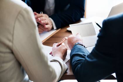 Con la VAJA, se establecería la obligatoriedad de procesar delitos menores cuya condena implique penas de prisión o multas de US$500 o más. Foto: Freepik.