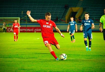 Con la vista puesta en la pelota, Ritacco está a punto de ejecutar un remate en un partido de la Liga uzbeka
