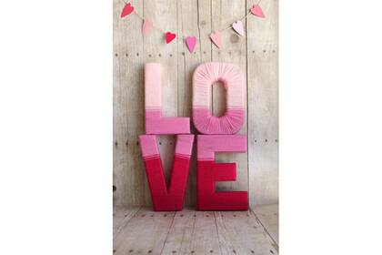 Con lana de diferentes colores apicadasse puede lograr un degradé divertido revestir letras de madera o cartón