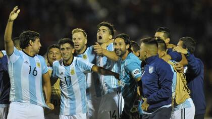 Con las camisetas argentinas -salvo Lucchetti- los jugadores del Decano festejaron en Quito