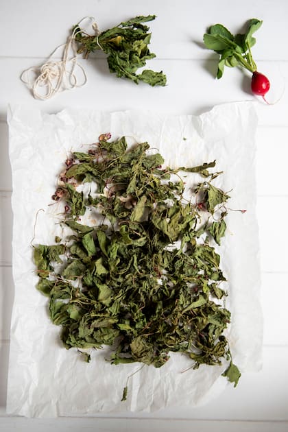 Con las hojas de rabanito puede hacerse un polvo verde para terminar platos, enriquecer ensaladas o sumar valor nutricional a cualquier preparación