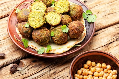 Con las legumbres también se pueden preparar recetas frescas: hummus o untables frescos y nutritivos, falafel o croquetas horneadas para ensaladas
