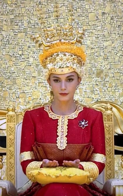 Con las manos con polvo de arroz y aceites perfumados, Anisha luce la magnífica corona que combina con los bordados de su traje.