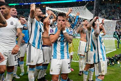 Con las manos en el rostro, la emoción envuelve a Lautaro Martínez durante el festejo de la Argentina, por la clasificación para las semifinales del Mundial de Qatar 2022

\