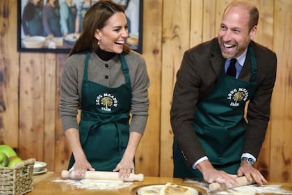 ¡Con las manos en la
masa! Kate y William,
a pura carcajada,
mientras preparan un
pan de papa y manzana