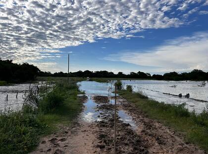 Con las precipitaciones de esta semana, los caminos rurales quedaron intransitables y muchas rutas troncales de acceso a diferentes parajes también se inhabilitaron por roturas de pavimento, por lo que la gente de la zona, más allá de lo productivo, quedó asilada