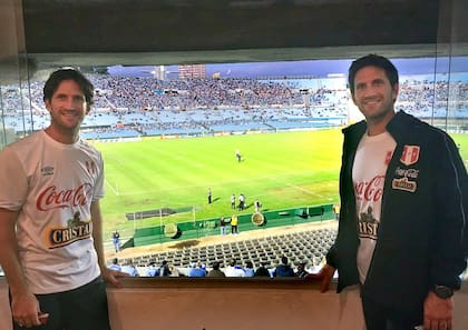 Con las ropas de Perú, Lucas y Tomás Argento en el mítico estadio Centenario