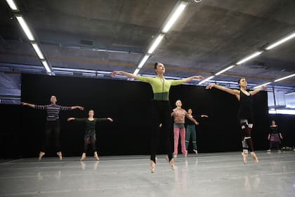 Con las salas de ensayo cerradas por refacciones, los bailarines del teatro toman su clase diaria en la plaza seca interior de la planta baja