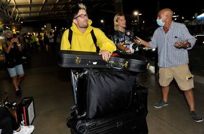 Con las valijas en la mano, Ricky Montaner y Stefi Roitman buscan el mostrador dónde embarcarse
