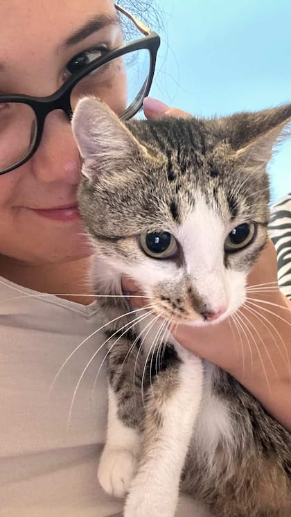 Con Laura, de la ONG Rescataditos en Adopción, que tomó el caso.