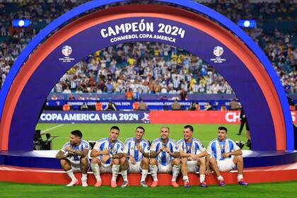 Con Lautaro Martínez, Ángel Di María, Leandro Paredes, Lo Celso y Marcos Acuña, ya campeón de Estados Unidos 2024; como Lionel Messi, Otamendi es uno de los dos integrantes de los planteles que perdieron tres finales en años consecutivos y se mantienen en la selección, en la hora más gloriosa.