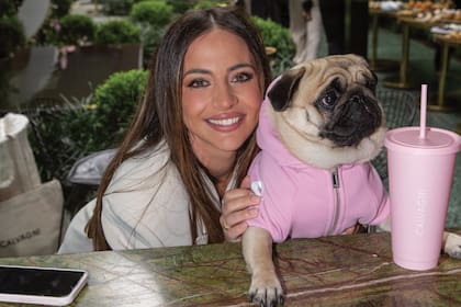 Con León, un bulldog francés de la familia,
que lució un buzo de su marca.