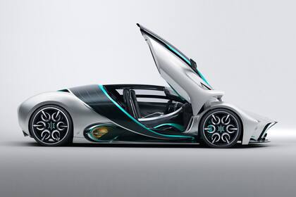 Con líneas futuristas y deportivas, cuenta con un panel solar que recorre la parte central del vehículo