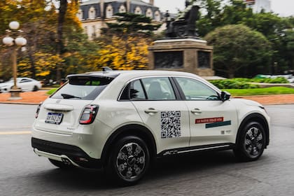 Con líneas redondeadas y una firma lumínica distintiva, la parte trasera del 600 Hybrid mantiene el espíritu italiano del modelo.