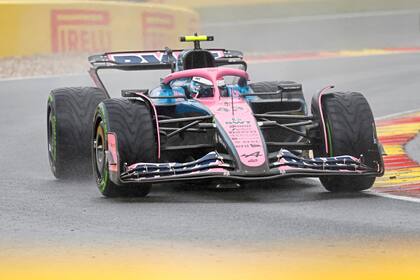 Con lluvia, Franco Colapinto tuvo cómo defenderse de los rivales; cuando cambió por neumáticos slicks, el argentino perdió ritmo y rendimiento hasta caer al anteúltimo puesto