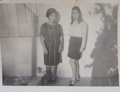 “Con lo que ganaba podía ayudar en mi casa. La guerra deja muchas enseñanzas que quedan en la piel. Una en mi familia fue el ahorro y cuidar lo que uno tiene y logró con sacrificio. Mi padre con el almacén ahorró y nos compramos una casa en General Alvear. Era humilde, pero era nuestra".