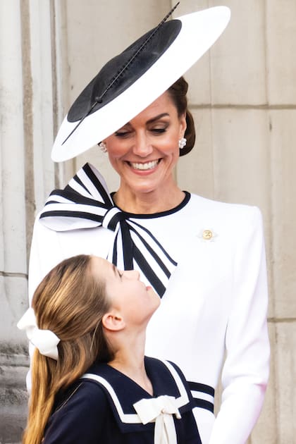 Con look coordinado con el de su mamá, Charlotte llevó un vestido de inspiración marinera.
