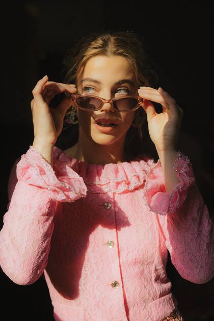 Con look total completo de la marca francesa, la argentina Justina
Bustos volvió a sentarse en la primera fila de Chanel, una “familia a la que pertenece hace años”, según contó tiempo atrás en una entrevista.