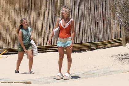 Con looks bien descontracturados, madre e hija caminaron bajo el sol